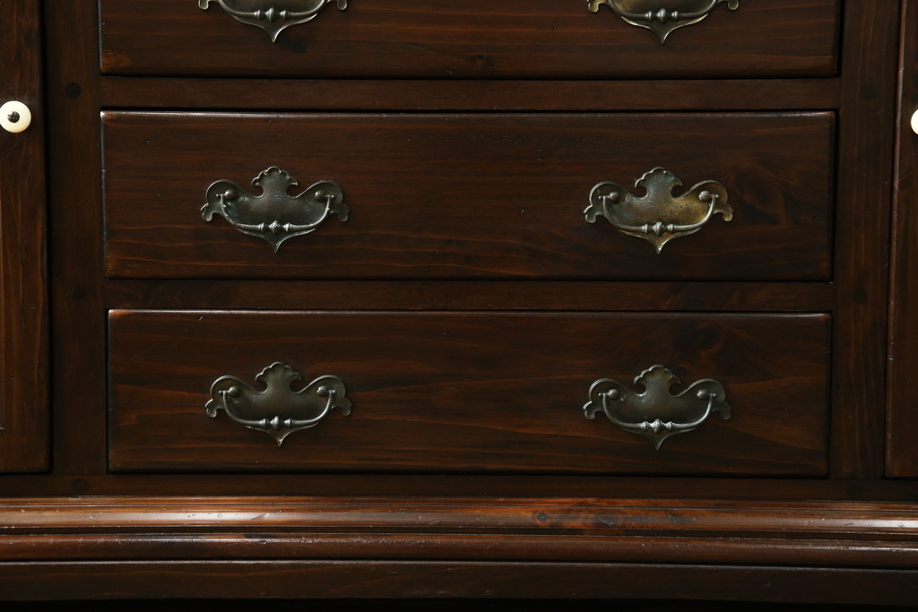 中古　美品　ETHAN ALLEN(イーセンアーレン)　深みのある色合いが魅力的なカントリー調のカップボード(食器棚、キャビネット、収納棚、戸棚)(R-078620)