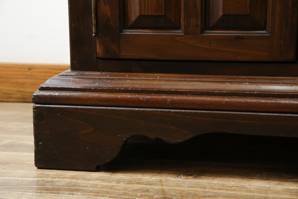 中古　美品　ETHAN ALLEN(イーセンアーレン)　深みのある色合いが魅力的なカントリー調のカップボード(食器棚、キャビネット、収納棚、戸棚)(R-078620)