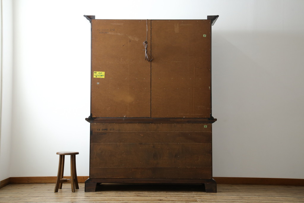 中古　美品　ETHAN ALLEN(イーセンアーレン)　深みのある色合いが魅力的なカントリー調のカップボード(食器棚、キャビネット、収納棚、戸棚)(R-078620)