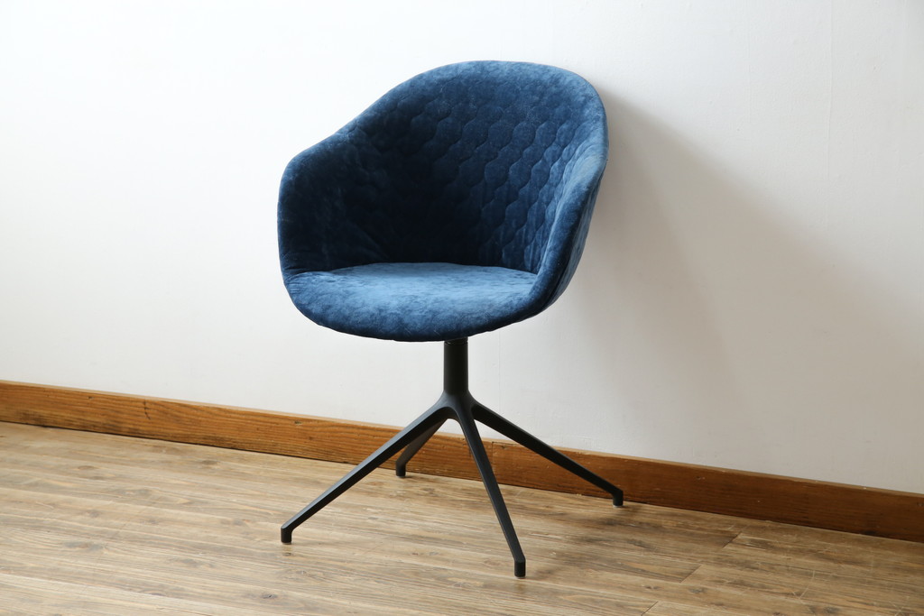 中古　ボーコンセプト(BoConcept)　アデレート(ADELAIDE)　柔らかな曲線とシンプルなフォルムの回転式アームチェア(回転チェア、回転椅子、イス)(定価約14万円)(R-083343)