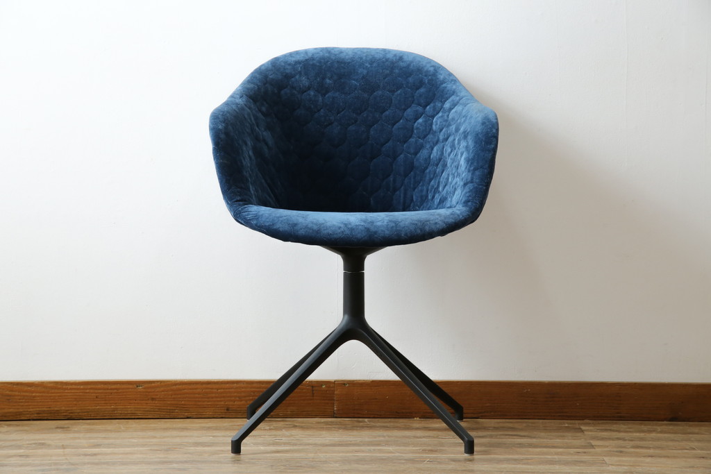 中古　ボーコンセプト(BoConcept)　アデレート(ADELAIDE)　柔らかな曲線とシンプルなフォルムの回転式アームチェア(回転チェア、回転椅子、イス)(定価約14万円)(R-083343)