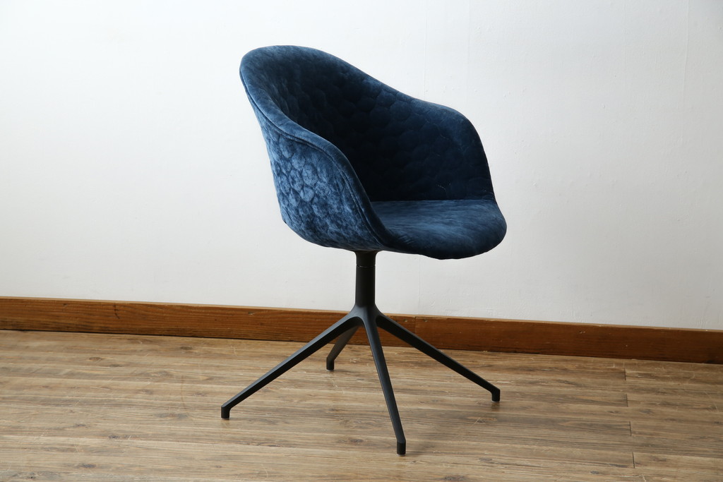 中古　ボーコンセプト(BoConcept)　アデレート(ADELAIDE)　柔らかな曲線とシンプルなフォルムの回転式アームチェア(回転チェア、回転椅子、イス)(定価約14万円)(R-083343)