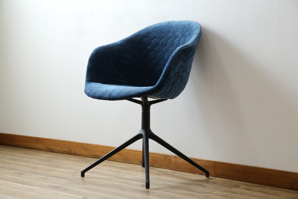 中古　ボーコンセプト(BoConcept)　アデレート(ADELAIDE)　柔らかな曲線とシンプルなフォルムの回転式アームチェア(回転チェア、回転椅子、イス)(定価約14万円)(R-083343)