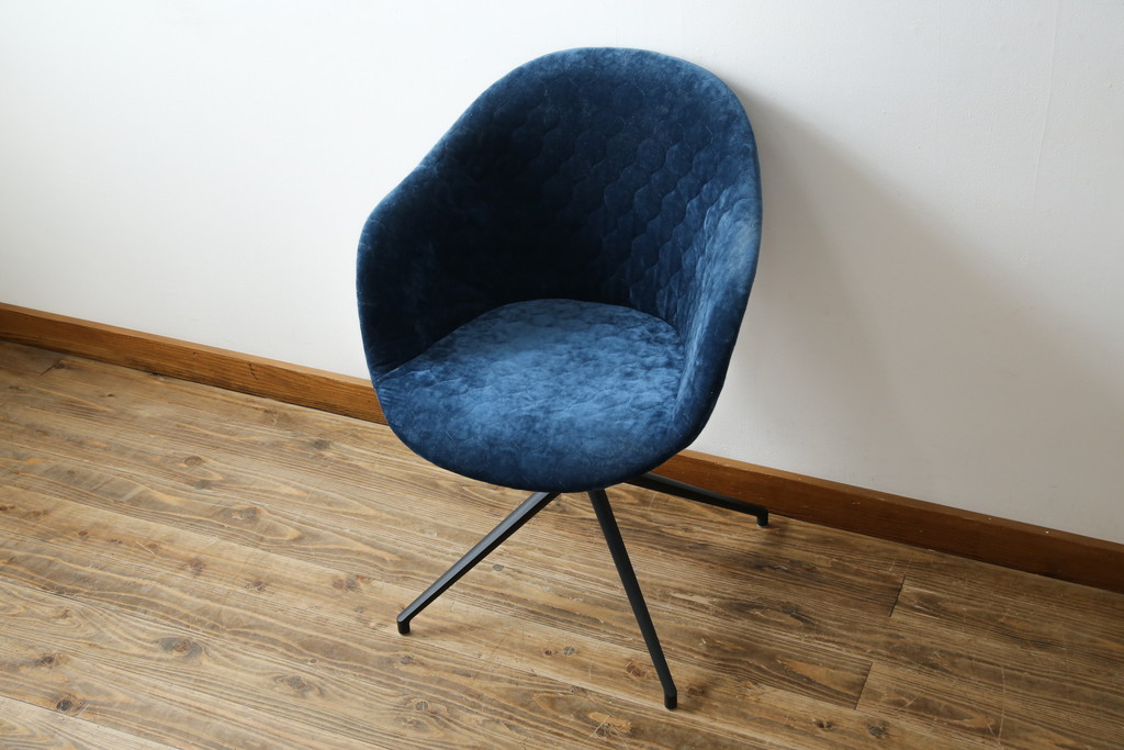 中古　ボーコンセプト(BoConcept)　アデレート(ADELAIDE)　柔らかな曲線とシンプルなフォルムの回転式アームチェア(回転チェア、回転椅子、イス)(定価約14万円)(R-083343)