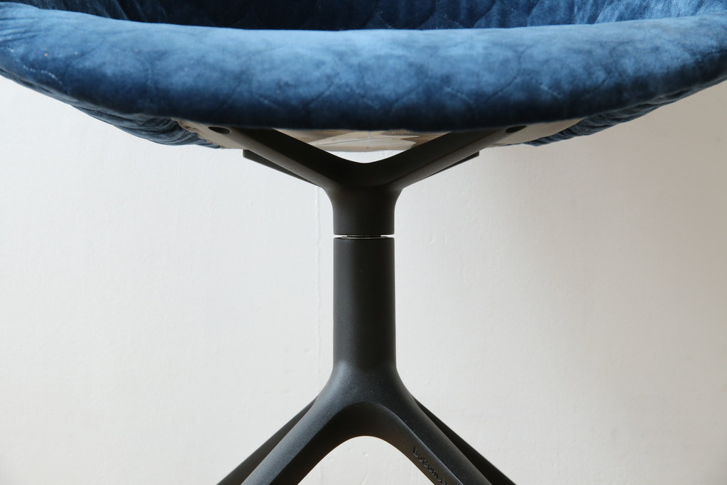 中古　ボーコンセプト(BoConcept)　アデレート(ADELAIDE)　柔らかな曲線とシンプルなフォルムの回転式アームチェア(回転チェア、回転椅子、イス)(定価約14万円)(R-083343)