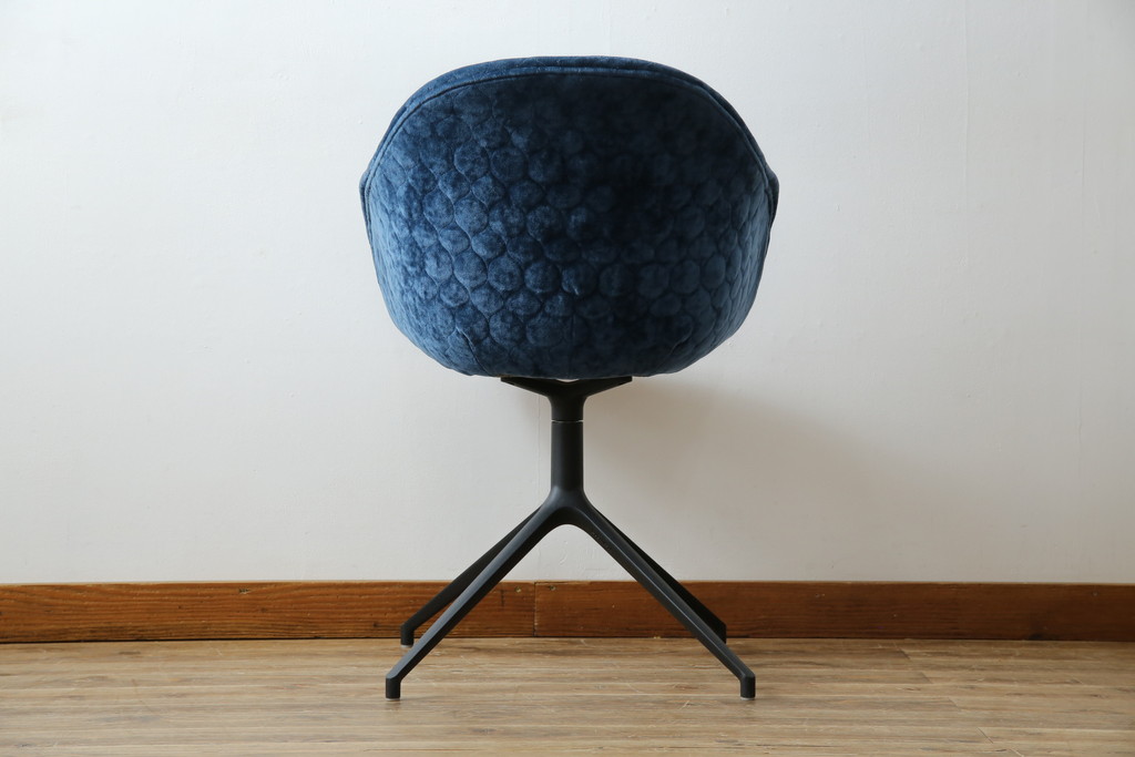 中古　ボーコンセプト(BoConcept)　アデレート(ADELAIDE)　柔らかな曲線とシンプルなフォルムの回転式アームチェア(回転チェア、回転椅子、イス)(定価約14万円)(R-083343)