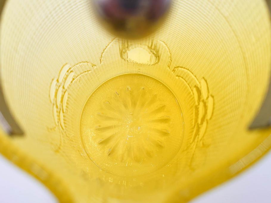 大正〜昭和初期　花文　黄色　ガラス　鮮やかな色合いが食卓に明るさと個性を添える水差し&コップ2客セット(硝子、ジャグ、蓋付き、魚子、ピッチャー、グラス、和ガラス)(R-083565)