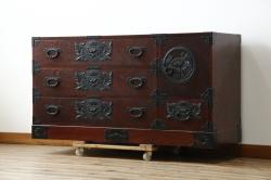 中古　美品　欅産業　凝ったつくりの大振りの金具が目を惹く仙台箪笥サイドボード(サイドチェスト、ローチェスト、収納箪笥、衣装箪笥、引き出し)(R-083346)