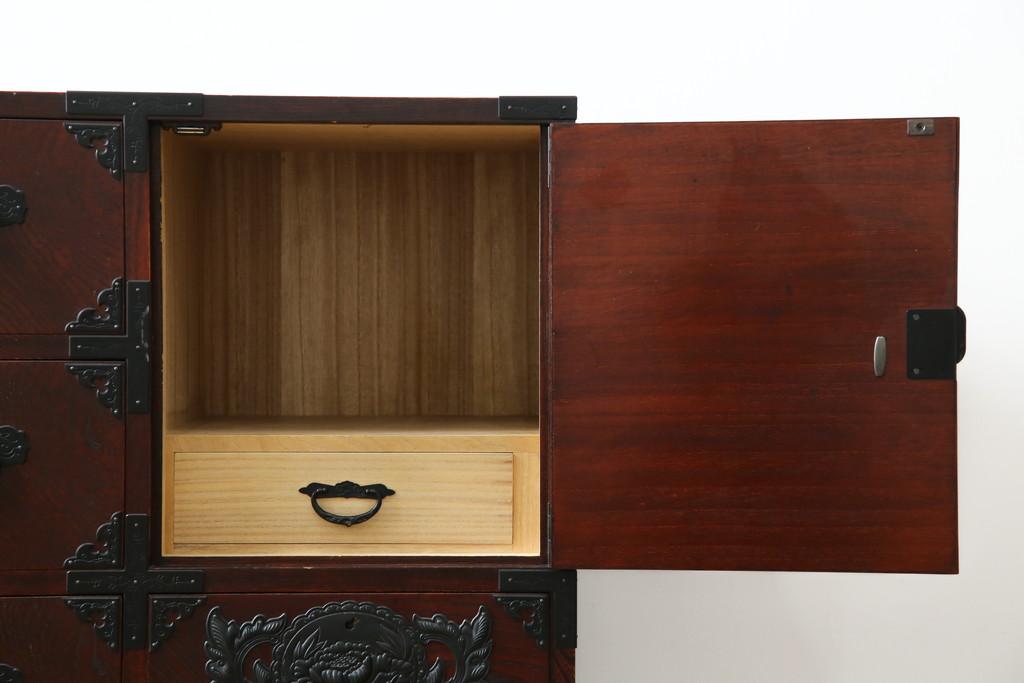 中古　美品　欅産業　凝ったつくりの大振りの金具が目を惹く仙台箪笥サイドボード(サイドチェスト、ローチェスト、収納箪笥、衣装箪笥、引き出し)(R-083346)