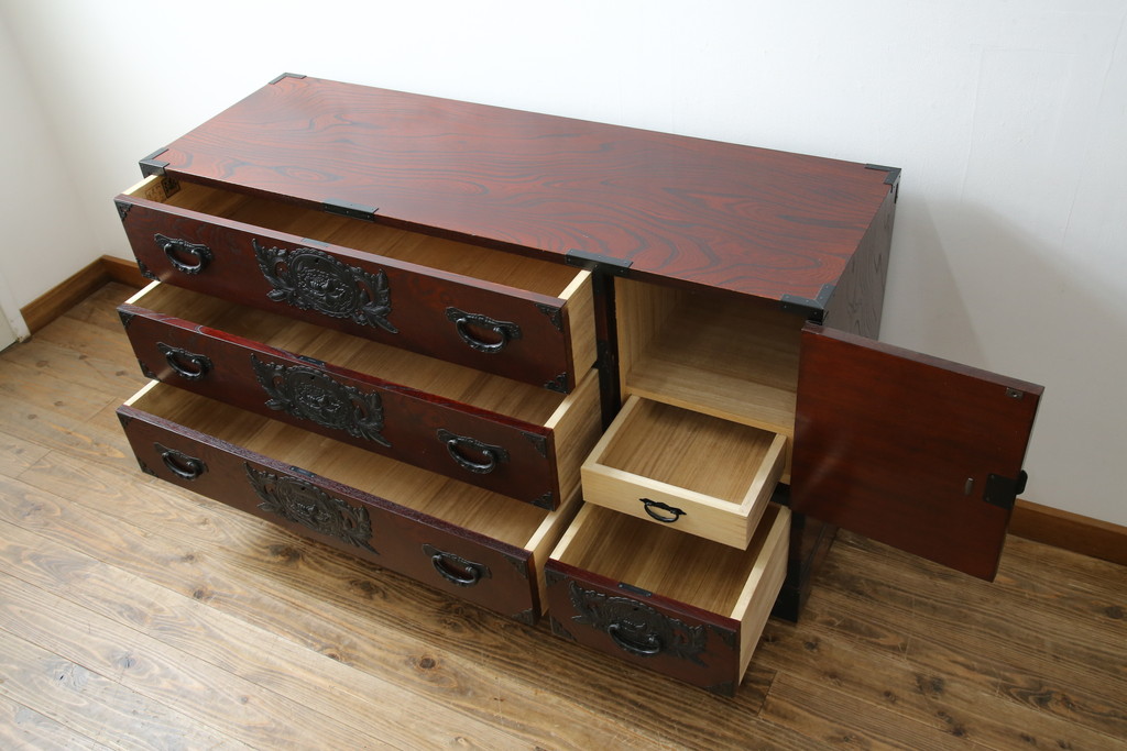 中古　美品　欅産業　凝ったつくりの大振りの金具が目を惹く仙台箪笥サイドボード(サイドチェスト、ローチェスト、収納箪笥、衣装箪笥、引き出し)(R-083346)