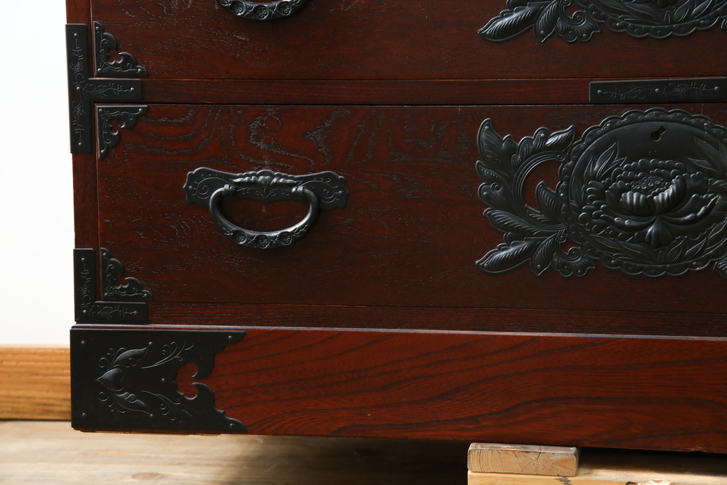 中古　美品　欅産業　凝ったつくりの大振りの金具が目を惹く仙台箪笥サイドボード(サイドチェスト、ローチェスト、収納箪笥、衣装箪笥、引き出し)(R-083346)