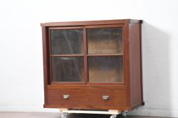 中古　指物工芸家具　キハダ無垢材　職人のこだわりを感じる、上品な佇まいが魅力的な漆塗りの収納棚(靴箱、本箱、飾り棚、下駄箱)(定価約45万円)(R-047978)