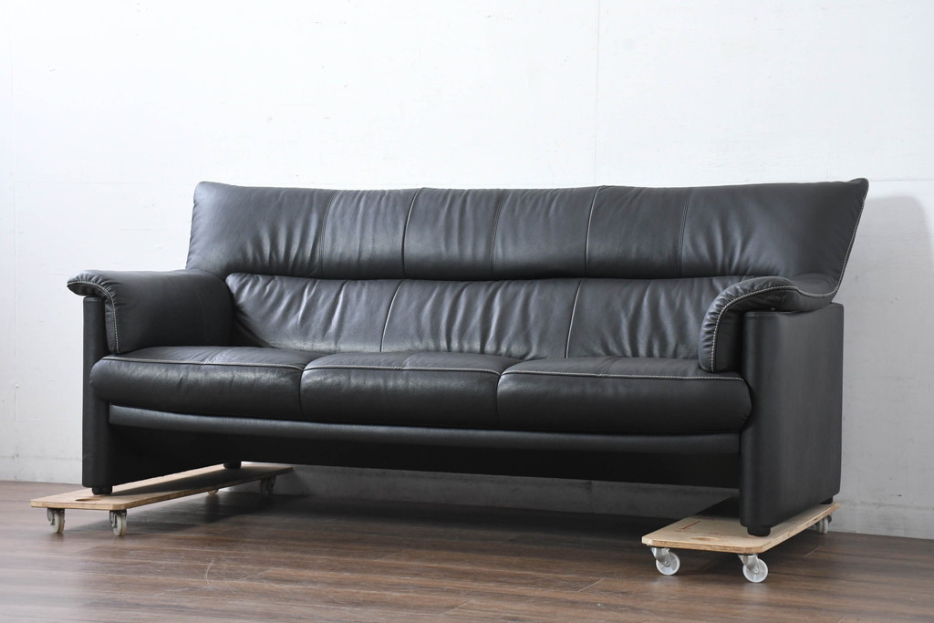 中古　美品　展示品　カリモク家具(karimoku)　Chitano(チターノ)　Z181モデル　本革　スタイリッシュなデザインがかっこいい3人掛けソファ(三人掛け、3Pソファ、トリプルソファ、アームソファ)(定価約36万円)(R-083595)