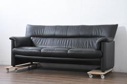 中古　美品　展示品　カリモク家具(karimoku)　Chitano(チターノ)　Z181モデル　本革　スタイリッシュなデザインがかっこいい3人掛けソファ(三人掛け、3Pソファ、トリプルソファ、アームソファ)(定価約36万円)(R-083595)