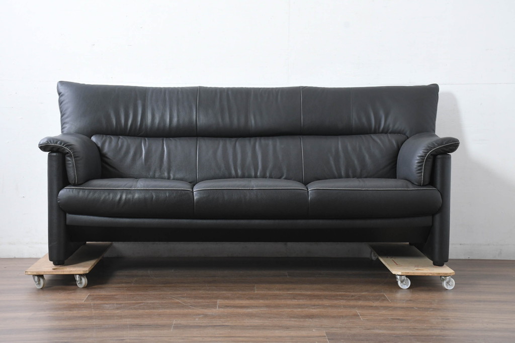 中古　美品　展示品　カリモク家具(karimoku)　Chitano(チターノ)　Z181モデル　本革　スタイリッシュなデザインがかっこいい3人掛けソファ(三人掛け、3Pソファ、トリプルソファ、アームソファ)(定価約36万円)(R-083595)