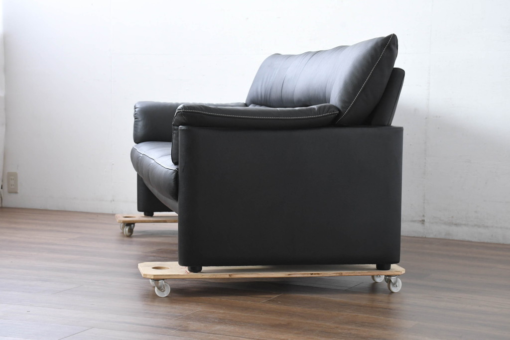 中古　美品　展示品　カリモク家具(karimoku)　Chitano(チターノ)　Z181モデル　本革　スタイリッシュなデザインがかっこいい3人掛けソファ(三人掛け、3Pソファ、トリプルソファ、アームソファ)(定価約36万円)(R-083595)