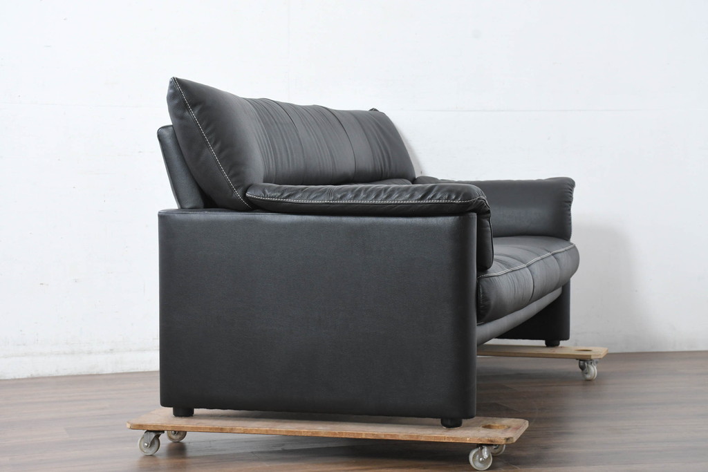 中古　美品　展示品　カリモク家具(karimoku)　Chitano(チターノ)　Z181モデル　本革　スタイリッシュなデザインがかっこいい3人掛けソファ(三人掛け、3Pソファ、トリプルソファ、アームソファ)(定価約36万円)(R-083595)
