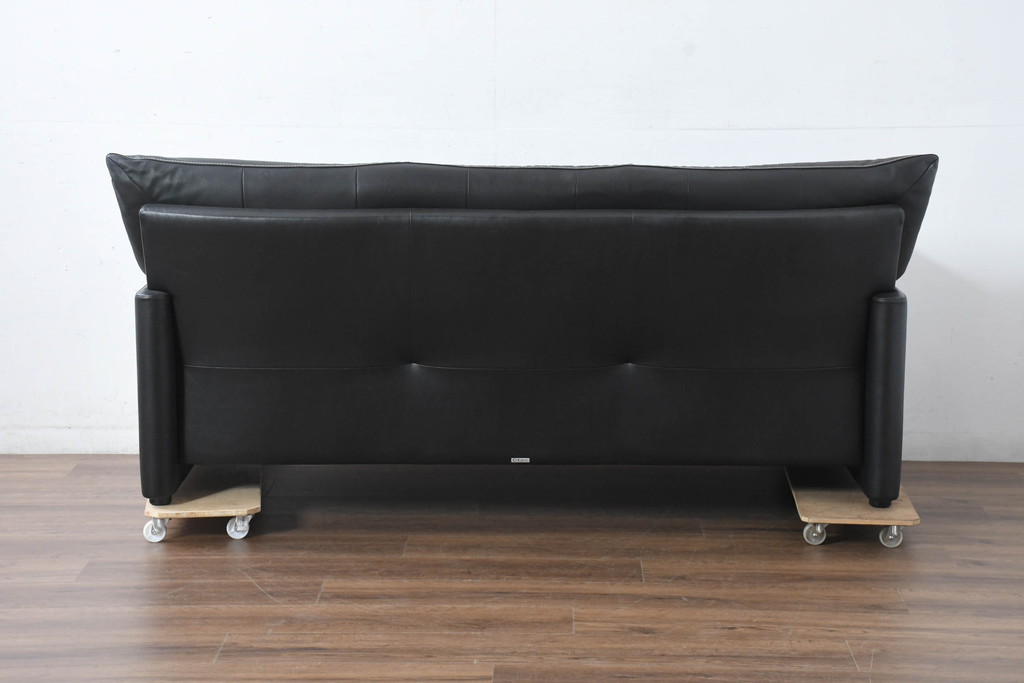 中古　美品　展示品　カリモク家具(karimoku)　Chitano(チターノ)　Z181モデル　本革　スタイリッシュなデザインがかっこいい3人掛けソファ(三人掛け、3Pソファ、トリプルソファ、アームソファ)(定価約36万円)(R-083595)