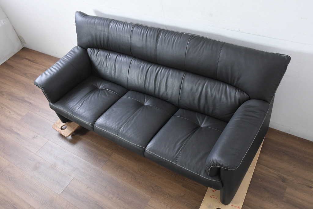 中古　美品　展示品　カリモク家具(karimoku)　Chitano(チターノ)　Z181モデル　本革　スタイリッシュなデザインがかっこいい3人掛けソファ(三人掛け、3Pソファ、トリプルソファ、アームソファ)(定価約36万円)(R-083595)