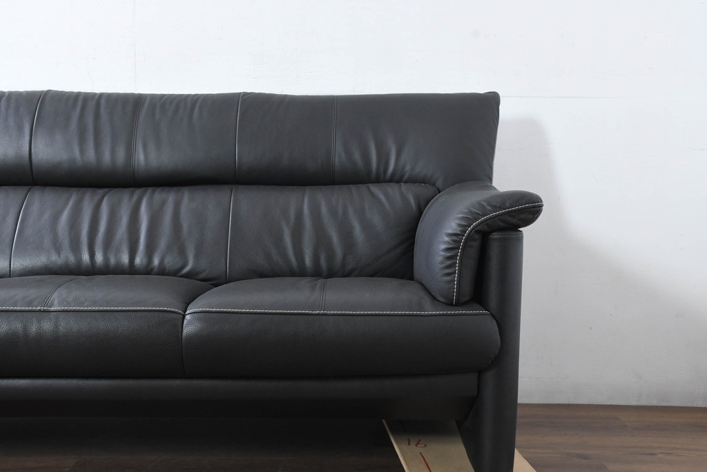 中古　美品　展示品　カリモク家具(karimoku)　Chitano(チターノ)　Z181モデル　本革　スタイリッシュなデザインがかっこいい3人掛けソファ(三人掛け、3Pソファ、トリプルソファ、アームソファ)(定価約36万円)(R-083595)