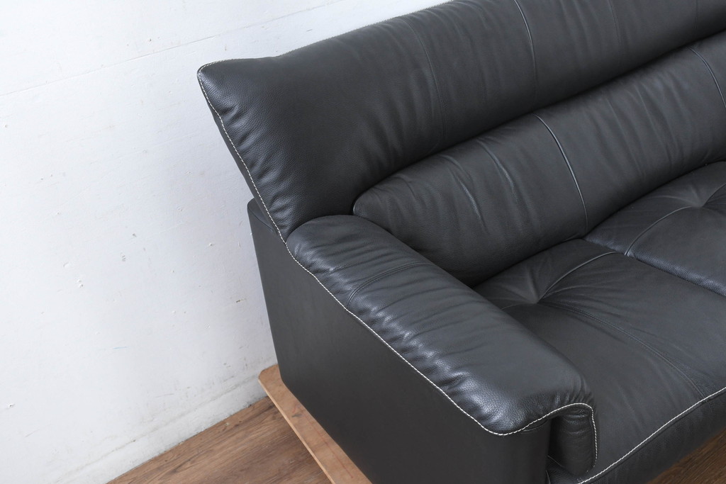 中古　美品　展示品　カリモク家具(karimoku)　Chitano(チターノ)　Z181モデル　本革　スタイリッシュなデザインがかっこいい3人掛けソファ(三人掛け、3Pソファ、トリプルソファ、アームソファ)(定価約36万円)(R-083595)