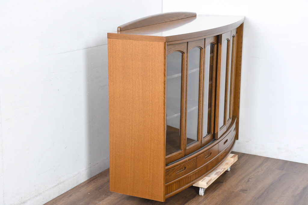 中古　展示品　美品　浜本工芸　楢(ナラ)材　優美な佇まいが素敵!ゆるやかな曲線のサイドボード(食器棚、収納棚、戸棚、引き出し)(定価約23万円)(R-83709)