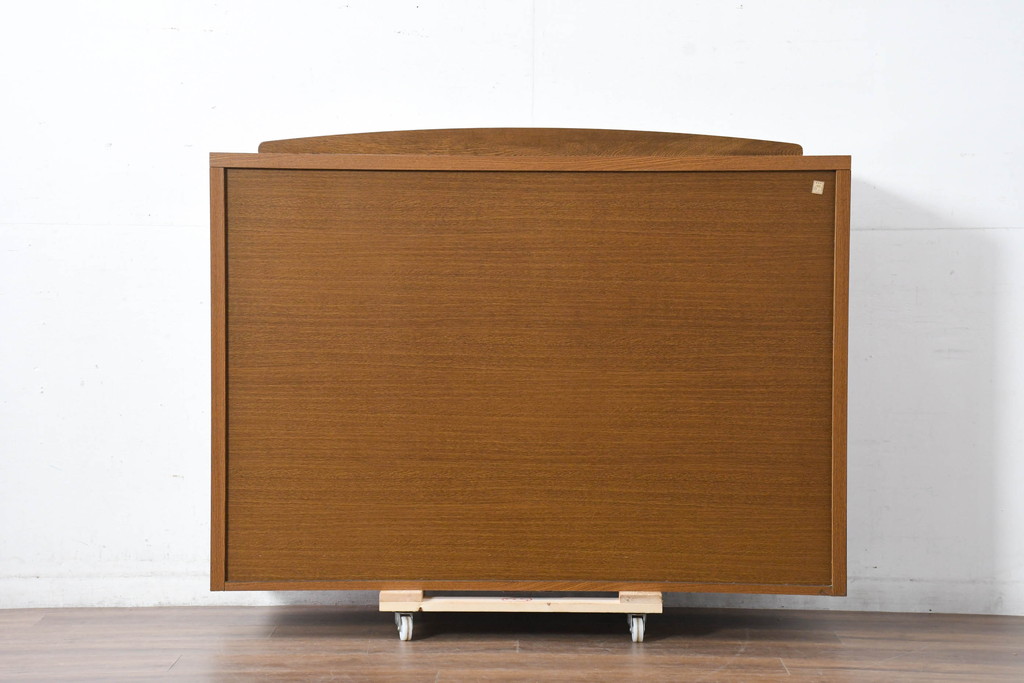 中古　展示品　美品　浜本工芸　楢(ナラ)材　優美な佇まいが素敵!ゆるやかな曲線のサイドボード(食器棚、収納棚、戸棚、引き出し)(定価約23万円)(R-83709)