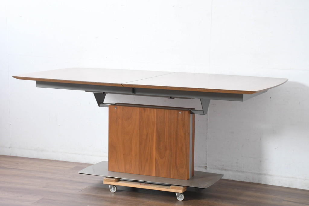 中古　美品　希少な廃番品　最大幅267cm　BoConcept(ボーコンセプト)　Occa(オッカ)　洗練された上品さが目を引くウォールナット材の伸長式ダイニングテーブル(エクステンションテーブル、拡張式テーブル、食卓、4人掛け、6人掛け、8人掛け、4人用、6人用、8人用)(R-083712)