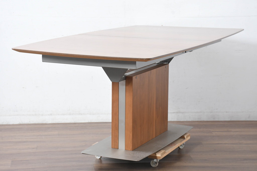 中古　美品　希少な廃番品　最大幅267cm　BoConcept(ボーコンセプト)　Occa(オッカ)　洗練された上品さが目を引くウォールナット材の伸長式ダイニングテーブル(エクステンションテーブル、拡張式テーブル、食卓、4人掛け、6人掛け、8人掛け、4人用、6人用、8人用)(R-083712)
