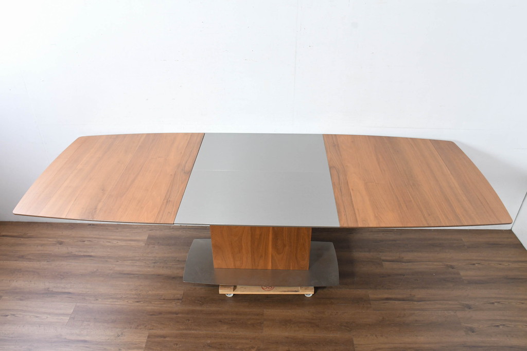 中古　美品　希少な廃番品　最大幅267cm　BoConcept(ボーコンセプト)　Occa(オッカ)　洗練された上品さが目を引くウォールナット材の伸長式ダイニングテーブル(エクステンションテーブル、拡張式テーブル、食卓、4人掛け、6人掛け、8人掛け、4人用、6人用、8人用)(R-083712)