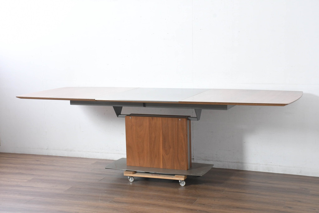 中古　美品　希少な廃番品　最大幅267cm　BoConcept(ボーコンセプト)　Occa(オッカ)　洗練された上品さが目を引くウォールナット材の伸長式ダイニングテーブル(エクステンションテーブル、拡張式テーブル、食卓、4人掛け、6人掛け、8人掛け、4人用、6人用、8人用)(R-083712)