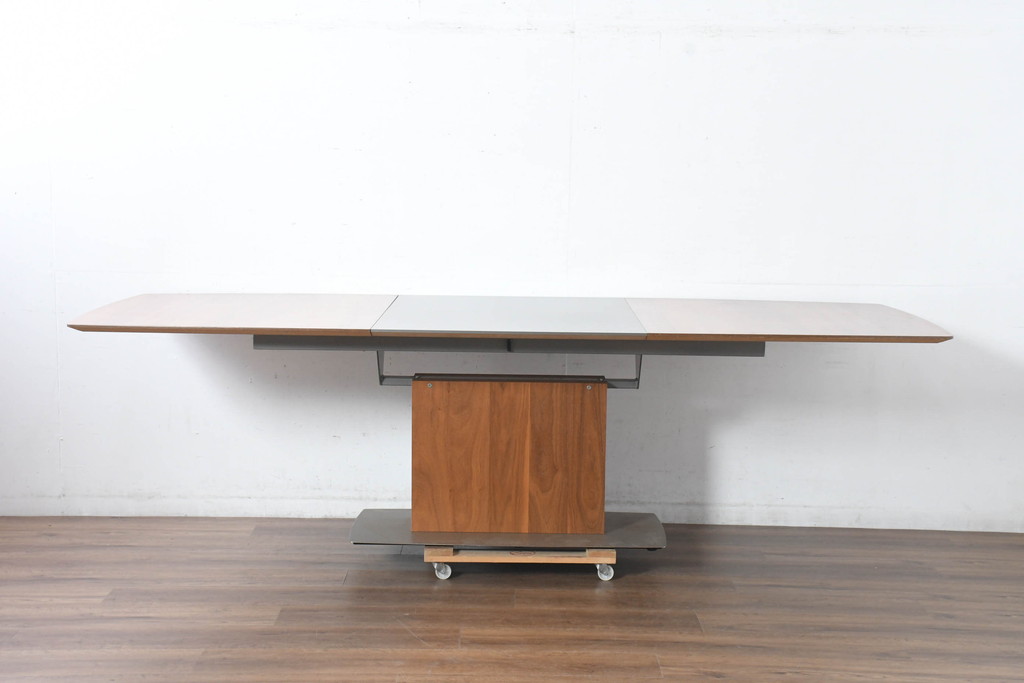 中古　美品　希少な廃番品　最大幅267cm　BoConcept(ボーコンセプト)　Occa(オッカ)　洗練された上品さが目を引くウォールナット材の伸長式ダイニングテーブル(エクステンションテーブル、拡張式テーブル、食卓、4人掛け、6人掛け、8人掛け、4人用、6人用、8人用)(R-083712)