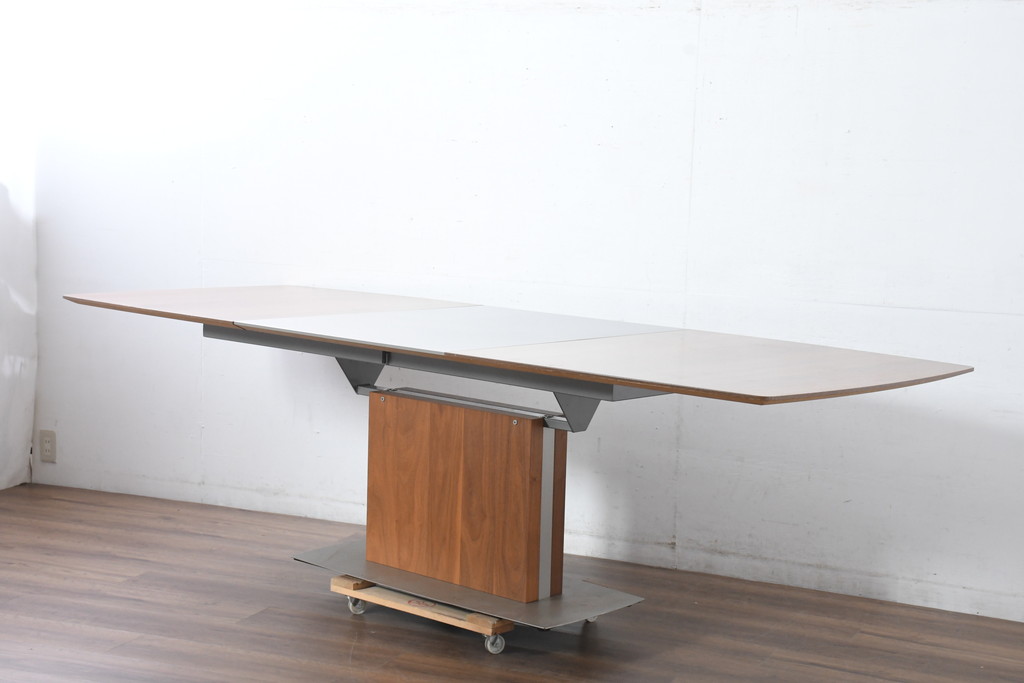 中古　美品　希少な廃番品　最大幅267cm　BoConcept(ボーコンセプト)　Occa(オッカ)　洗練された上品さが目を引くウォールナット材の伸長式ダイニングテーブル(エクステンションテーブル、拡張式テーブル、食卓、4人掛け、6人掛け、8人掛け、4人用、6人用、8人用)(R-083712)