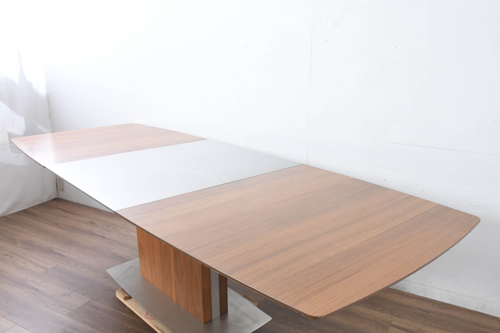 中古　美品　希少な廃番品　最大幅267cm　BoConcept(ボーコンセプト)　Occa(オッカ)　洗練された上品さが目を引くウォールナット材の伸長式ダイニングテーブル(エクステンションテーブル、拡張式テーブル、食卓、4人掛け、6人掛け、8人掛け、4人用、6人用、8人用)(R-083712)