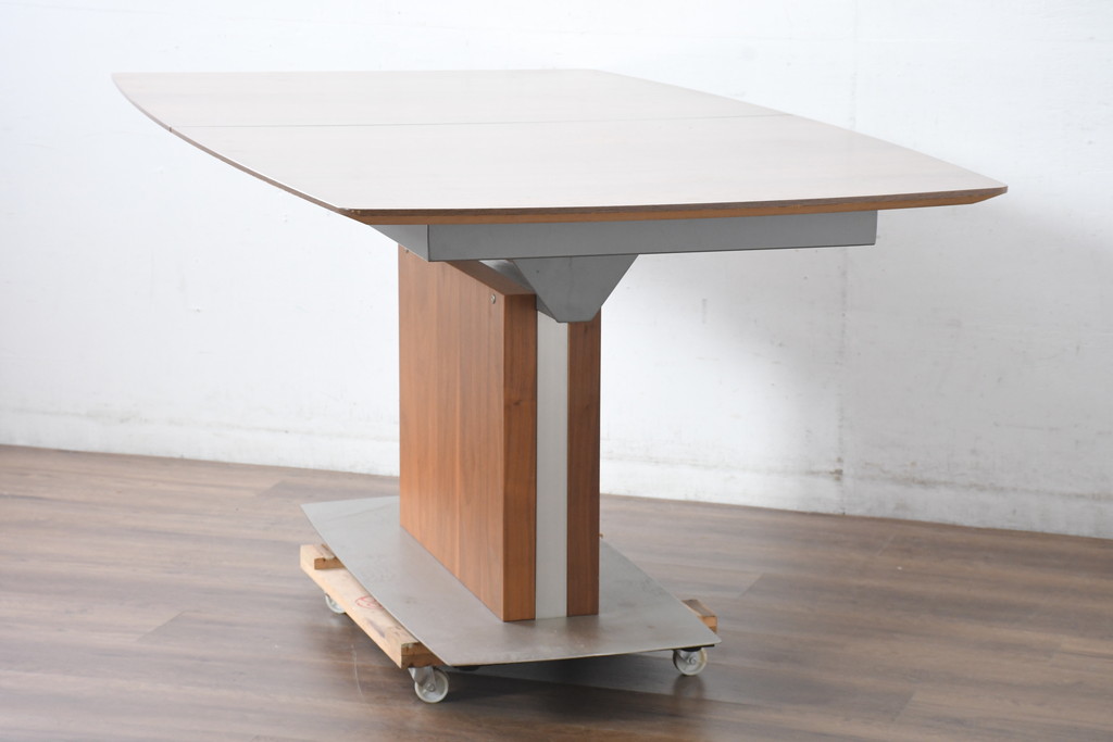 中古　美品　希少な廃番品　最大幅267cm　BoConcept(ボーコンセプト)　Occa(オッカ)　洗練された上品さが目を引くウォールナット材の伸長式ダイニングテーブル(エクステンションテーブル、拡張式テーブル、食卓、4人掛け、6人掛け、8人掛け、4人用、6人用、8人用)(R-083712)