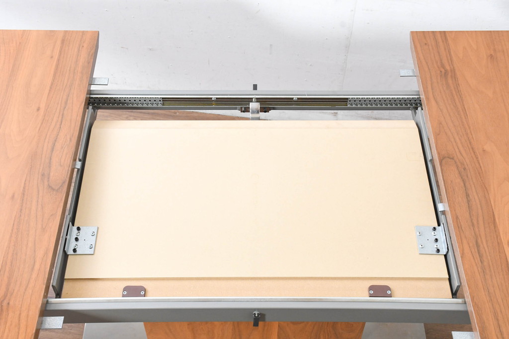 中古　美品　希少な廃番品　最大幅267cm　BoConcept(ボーコンセプト)　Occa(オッカ)　洗練された上品さが目を引くウォールナット材の伸長式ダイニングテーブル(エクステンションテーブル、拡張式テーブル、食卓、4人掛け、6人掛け、8人掛け、4人用、6人用、8人用)(R-083712)