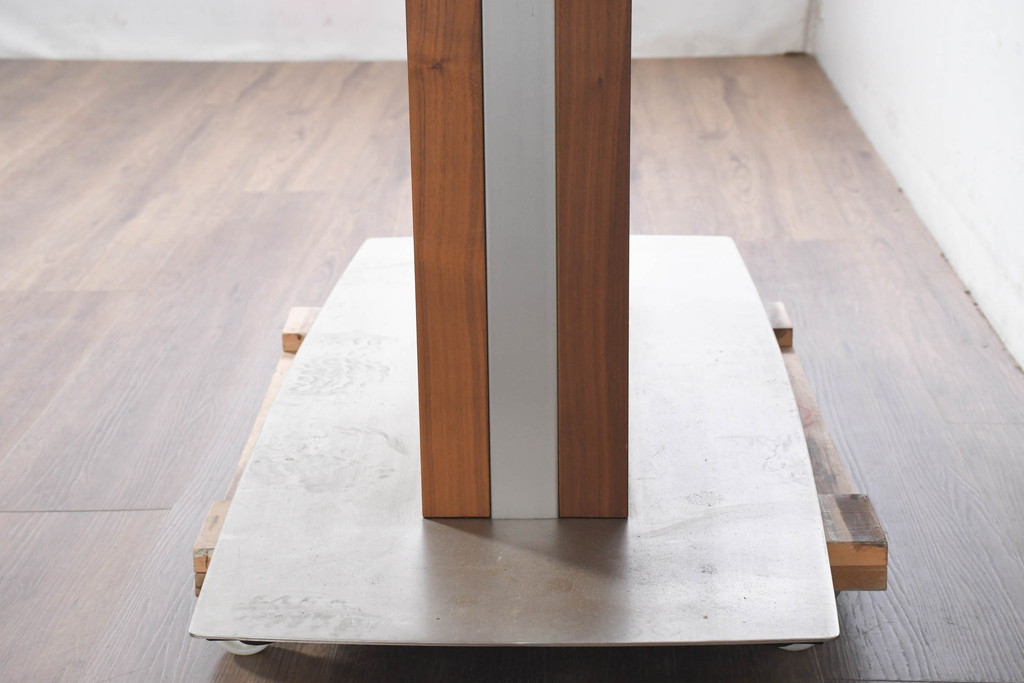 中古　美品　希少な廃番品　最大幅267cm　BoConcept(ボーコンセプト)　Occa(オッカ)　洗練された上品さが目を引くウォールナット材の伸長式ダイニングテーブル(エクステンションテーブル、拡張式テーブル、食卓、4人掛け、6人掛け、8人掛け、4人用、6人用、8人用)(R-083712)