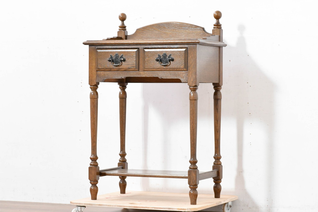 中古　美品　オーク材　横浜クラシック家具　ダニエル(daniel)　ノックオンウッド(knockonwood)　コロニアルシリーズ(Hand Made)　クラシカルな雰囲気漂う引き出し付きサイドテーブル(ナイトテーブル、花台、飾り台)(R-083713)
