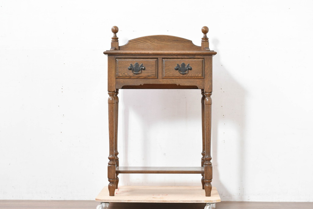 中古　美品　オーク材　横浜クラシック家具　ダニエル(daniel)　ノックオンウッド(knockonwood)　コロニアルシリーズ(Hand Made)　クラシカルな雰囲気漂う引き出し付きサイドテーブル(ナイトテーブル、花台、飾り台)(R-083713)