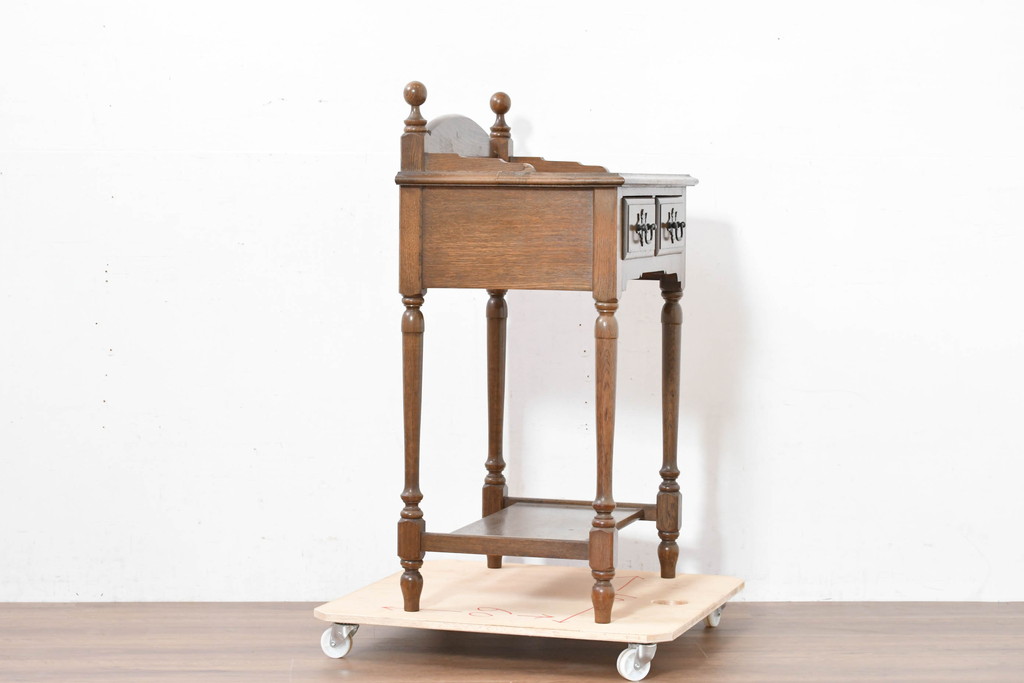 中古　美品　オーク材　横浜クラシック家具　ダニエル(daniel)　ノックオンウッド(knockonwood)　コロニアルシリーズ(Hand Made)　クラシカルな雰囲気漂う引き出し付きサイドテーブル(ナイトテーブル、花台、飾り台)(R-083713)