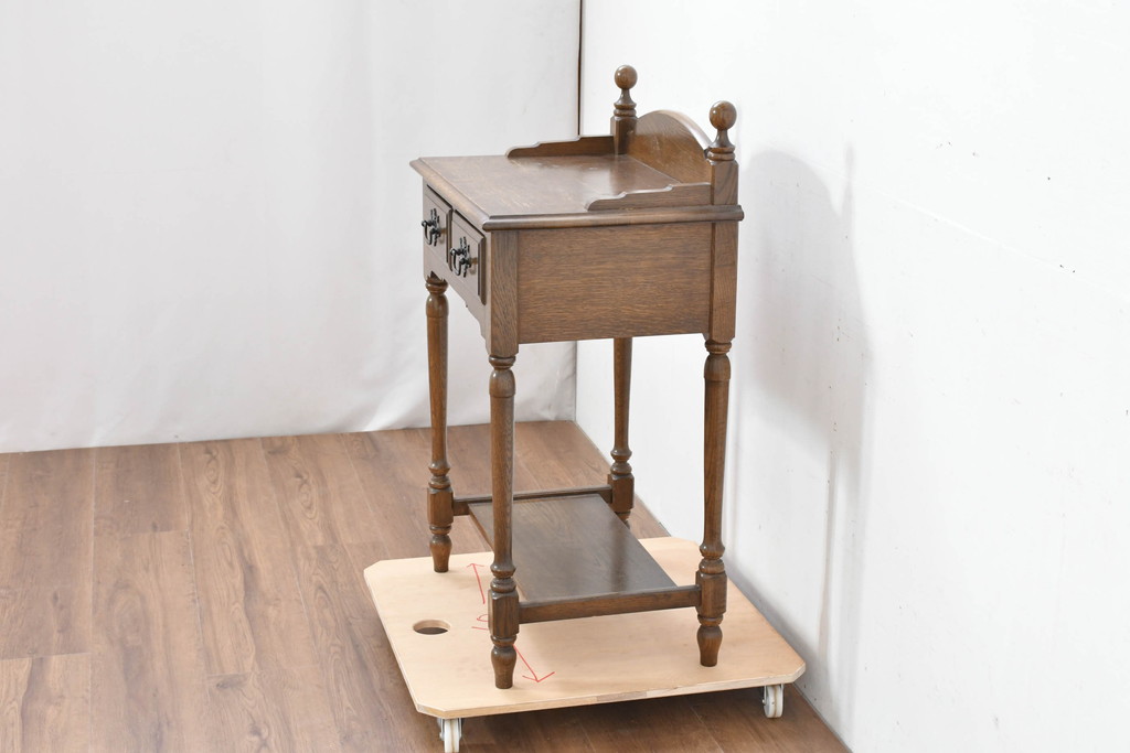 中古　美品　オーク材　横浜クラシック家具　ダニエル(daniel)　ノックオンウッド(knockonwood)　コロニアルシリーズ(Hand Made)　クラシカルな雰囲気漂う引き出し付きサイドテーブル(ナイトテーブル、花台、飾り台)(R-083713)