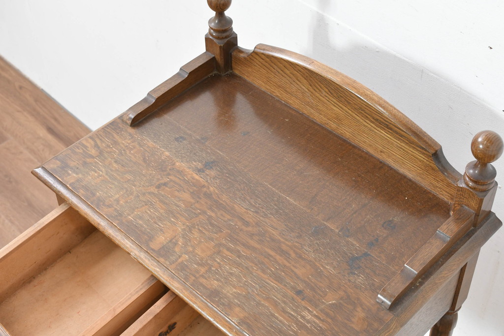 中古　美品　オーク材　横浜クラシック家具　ダニエル(daniel)　ノックオンウッド(knockonwood)　コロニアルシリーズ(Hand Made)　クラシカルな雰囲気漂う引き出し付きサイドテーブル(ナイトテーブル、花台、飾り台)(R-083713)