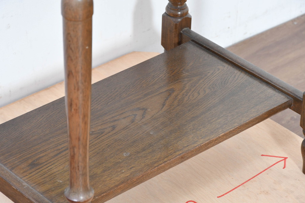 中古　美品　オーク材　横浜クラシック家具　ダニエル(daniel)　ノックオンウッド(knockonwood)　コロニアルシリーズ(Hand Made)　クラシカルな雰囲気漂う引き出し付きサイドテーブル(ナイトテーブル、花台、飾り台)(R-083713)