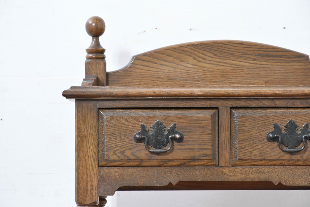 中古　美品　オーク材　横浜クラシック家具　ダニエル(daniel)　ノックオンウッド(knockonwood)　コロニアルシリーズ(Hand Made)　クラシカルな雰囲気漂う引き出し付きサイドテーブル(ナイトテーブル、花台、飾り台)(R-083713)