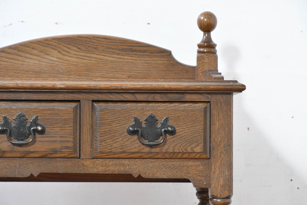 中古　美品　オーク材　横浜クラシック家具　ダニエル(daniel)　ノックオンウッド(knockonwood)　コロニアルシリーズ(Hand Made)　クラシカルな雰囲気漂う引き出し付きサイドテーブル(ナイトテーブル、花台、飾り台)(R-083713)