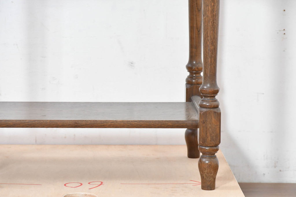 中古　美品　オーク材　横浜クラシック家具　ダニエル(daniel)　ノックオンウッド(knockonwood)　コロニアルシリーズ(Hand Made)　クラシカルな雰囲気漂う引き出し付きサイドテーブル(ナイトテーブル、花台、飾り台)(R-083713)