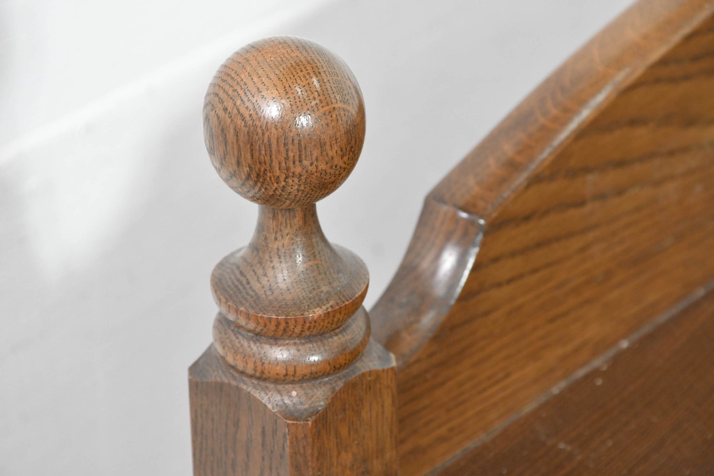 中古　美品　オーク材　横浜クラシック家具　ダニエル(daniel)　ノックオンウッド(knockonwood)　コロニアルシリーズ(Hand Made)　クラシカルな雰囲気漂う引き出し付きサイドテーブル(ナイトテーブル、花台、飾り台)(R-083713)