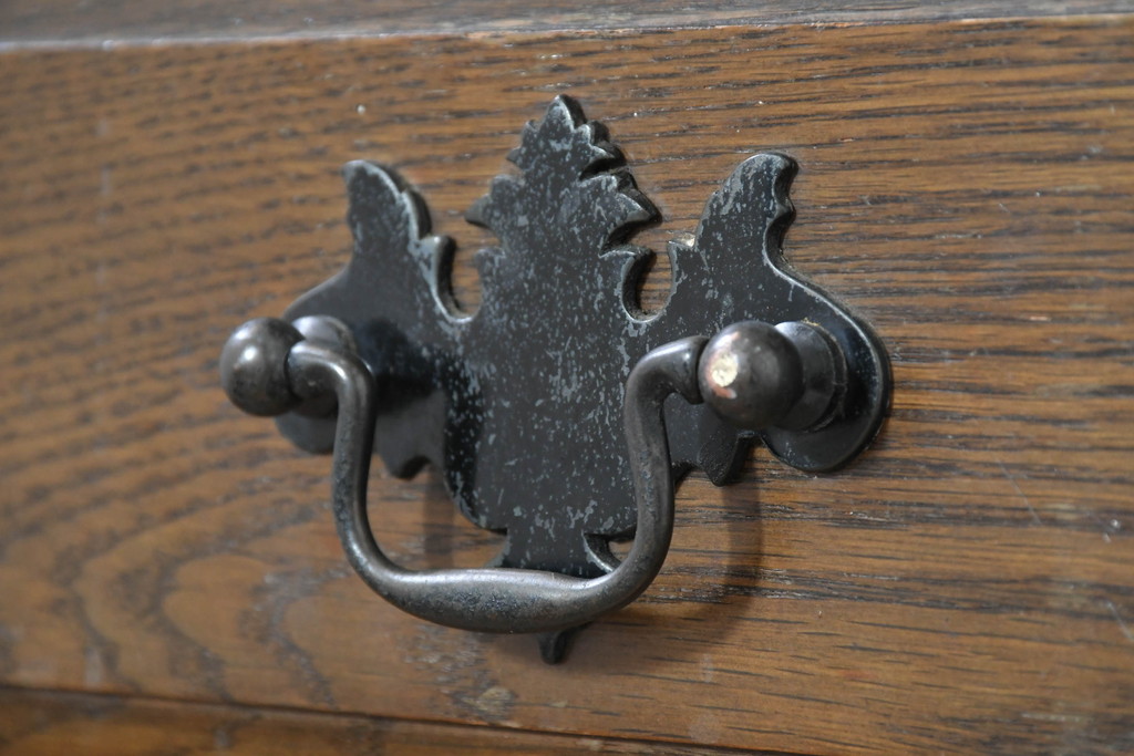 中古　美品　オーク材　横浜クラシック家具　ダニエル(daniel)　ノックオンウッド(knockonwood)　コロニアルシリーズ(Hand Made)　クラシカルな雰囲気漂う引き出し付きサイドテーブル(ナイトテーブル、花台、飾り台)(R-083713)
