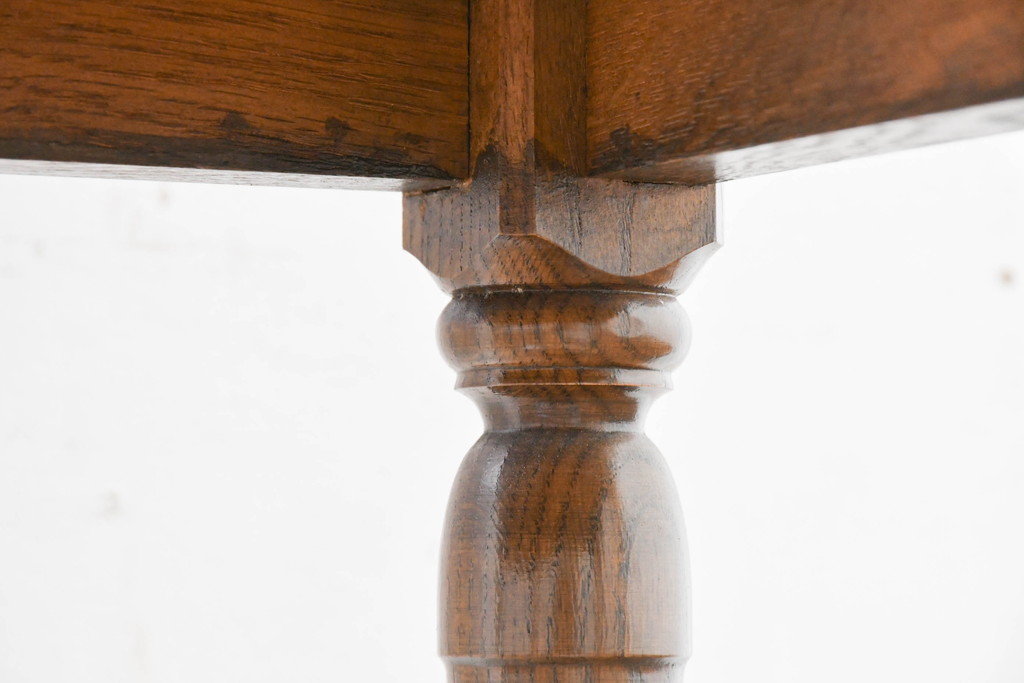 中古　美品　オーク材　横浜クラシック家具　ダニエル(daniel)　ノックオンウッド(knockonwood)　コロニアルシリーズ(Hand Made)　クラシカルな雰囲気漂う引き出し付きサイドテーブル(ナイトテーブル、花台、飾り台)(R-083713)