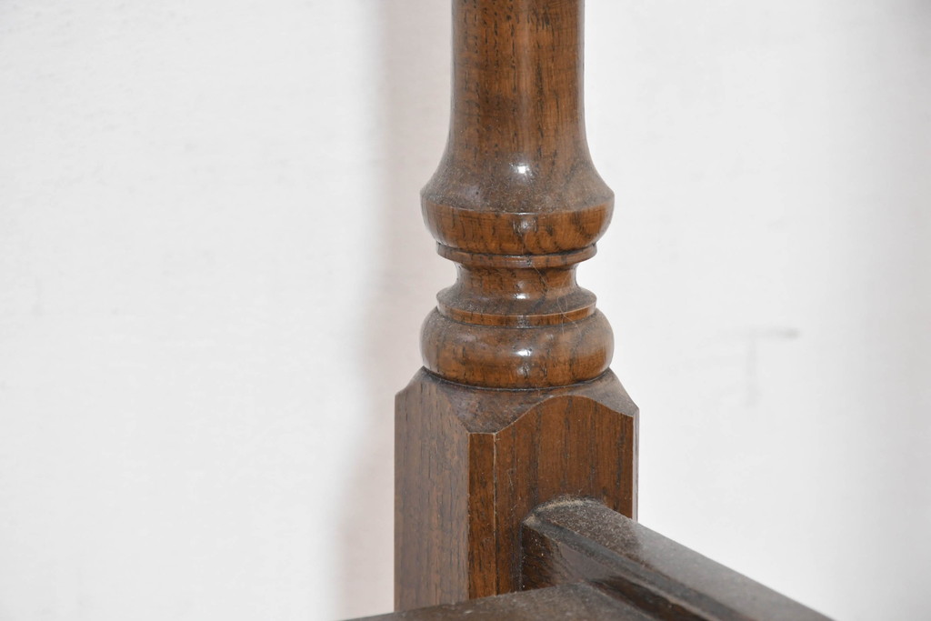中古　美品　オーク材　横浜クラシック家具　ダニエル(daniel)　ノックオンウッド(knockonwood)　コロニアルシリーズ(Hand Made)　クラシカルな雰囲気漂う引き出し付きサイドテーブル(ナイトテーブル、花台、飾り台)(R-083713)